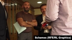Ігор Тельбізов та Євген Мецгер під час нападу на знімальну групу «Схем» у державному «Укрексімбанку». 2021 рік