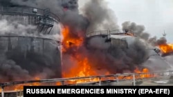 С начала 2024 года российские НПЗ регулярно подвергаются атакам украинских беспилотников (на фото – тушение пожара на территории Клинцевской нефтебазы, Брянская область, РФ, 19 января 2024 года)
