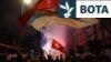 Mbështetësit e Jakov Millatoviqit, festojnë pas zgjedhjeve presidenciale. Podgoricë, 2 prill 2023. 