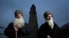 Старейшины Веденского и Сержень-Юртовского районов возле восстановленной старинной родовой башни, построенной в XVIII веке. Фото: Дмитрий Беляков