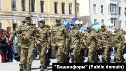 Украинадагы сугышка Башкортстаннан китүче хәрбиләр, архив фотосы