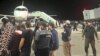 Толпа на взлетно-посадочной полосе аэропорта в Махачкале в Дагестане 