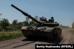 Танк Т-80, захваченный ВСУ у российской армии, бахмутское направление, июнь 2023 года
