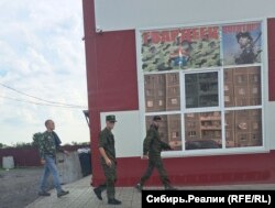 Возле магазина у военной части