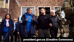 Рафаэль Гроссии и Владимир Зеленский во время посещения Днепровской ГЭС 27 марта 2023