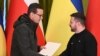 Польский премьер передаёт Зеленскому документацию по "Леопардам", Киев 24 февраля 2023 года 