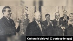 Апрель 1964 года: Брежнев (крайний слева) аплодирует Хрущеву (второй слева). Через полгода он его свергнет