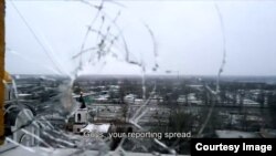 Кадр из фильма "20 дней в Мариуполе" из окна больницы