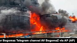 Пожар после атаки дронов на НПЗ в Брянской области