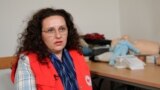 “Secili mund të bëjë punë vullnetare”: Rrëfimi i mësimdhënëses që ndihmon njerëzit në nevojë