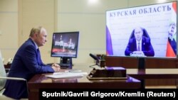 Владимир Путин заслушивает доклад Алексея Смирнова