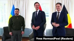 მარცხნიდან: უკრაინის პრეზიდენტი ვოლოდიმირ ზელენსკი, ნიდერლანდის პრემიერ-მინისტრი მარკ რუტე და ბელგიის პრემიერ-მინისტრი ალექსანდერ დე კროო. ჰააგა, 4 მაისი, 2023.