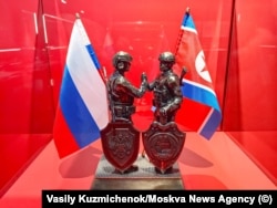 Mala statua ruskog i sjevernokorejskog vojnika.