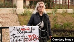 Дочь Ирины Славиной с антивоенным плакатом в 2022 году