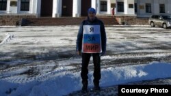 Задержанный на пикете в Тюмени, 24 марта 2022 года