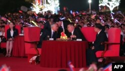 Ким Чен Ын и председатель Государственной Думы России Вячеслав Володин на художественном представлении, посвященном 80-летию освобождения Кореи от японского колониального господства. Пхеньян, 14 августа 2025 года