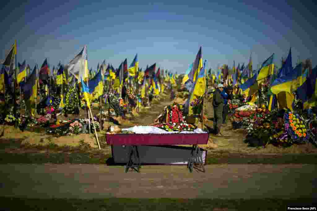 Тело 22-летнего украинского военнослужащего Вадима Берегного на кладбище в Харькове, 17 октября 2022 года. 