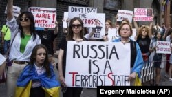 Родственники украинских пленных на пикете