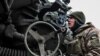 Украинский военнослужащий готовится к стрельбе из гаубицы на линии фронта в Запорожской области. 16 декабря 2022 года