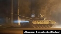 Танк едет по улице в городе Донецк на востоке Украины, 22 февраля 2022 года