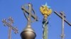 Шпиль здания на Котельнической набережной в Москве в цветах украинского флага, 20 августа 2014 года