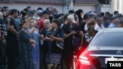  Республика Дагестан. Махачкала. Люди у республиканского сборного призывного пункт