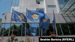 Flamuj të Kosovës në hyrje të objektit të Qeverisë. Fotografi ilustruese nga arkivi.