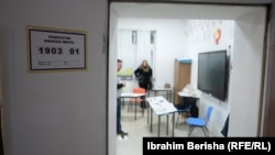 Jedno od biračkih mesta u Pritšini, tokom lokalnih izbora održanih 12. oktobra 2025. godine.