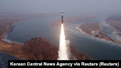 Испытания новой северокорейской гиперзвуковой баллистической ракеты средней дальности в неизвестном месте в КНДР. 6 января 2025 года