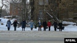 Гражданские активисты напротив здания прокуратуры Томской области