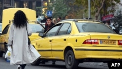 Iranka bez hidžaba šeta ulicom u Teheranu 12. decembra 2024. godine.