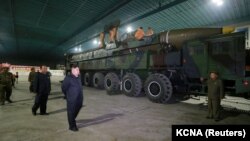 Ким Чен Ын осматривает пусковую установку ракеты семейства Hwasong, иллюстративное фото