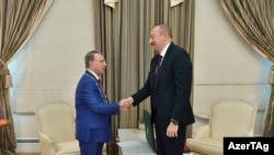 Ramkiz Mehdiyev (solda) və İlham Əliyev