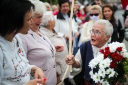 Активистка Нина Багинская (справа), женский марш