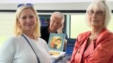 Лица ярмарки. Инна Барабаш (подготовившая к изданию чуть ли не половину книг ярмарки), Владимир Сотников и Ксения Кривошеина. Фото Ив. Толстого.