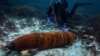 Водолаз и авиабомба в Черном море у побережья Севастополя. Крым, октябрь 2025 года