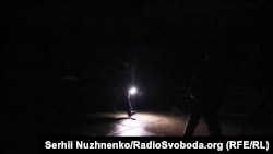 Раніше у КМДА повідомили, що через перенавантаження мережі виникла проблема на одному з енергообʼєктів, через це частково зникло світло у трьох районах Києва 