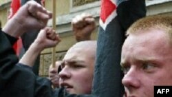 Возле гей-клуба собрались до 80 молодых людей, скандировших националистические и гомофобские лозунги