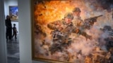 Один из экспонатов выставки - картина под названием "Отдавая мою бесценную жизнь". Как и другие выставленные в Москве картины, она изображает подвиги северокорейских солдат, отправленных воевать на стороне России против Украины. <br>