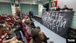 Собрание сторонников национал-большевистской партии Лимонова, архивное фото