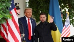 ფოტოზე: დონალდ ტრამპი და ვოლოდიმირ ზელენსკი (მარცხნივ)