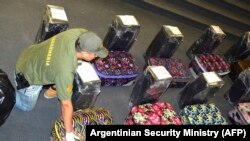 Чемоданы с кокаином, найденные аргентинской полицией в школе посольства России 