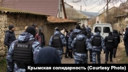 Российские силовики во время обысков в Бахчисарае, архив