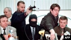 Проблемы Михаила Трепашкина (слева) начались после того, как он выступил вместе с Алекскандром Литвиненко (справа) с обвинениями в адрес руководства ФСБ