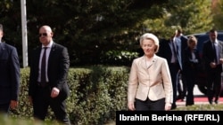 Shefja e KE-së, Ursula von der Leyen, duke hyrë në ndërtesën e Kuvendit të Kosovës, ku gjendet edhe Presidenca. 15 tetor 2025. 