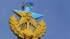 Украинский флаг демонтируют со здания высотки на Котельнической набережной, 20 августа 2014 года 