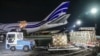 Робітники розвантажують військову допомогу з літака, доставленого зі США до України, у міжнародному аеропорту Бориспіль під Києвом, Україна, 25 січня 2022 року