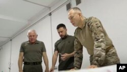 Александр Сырский (слева) на совещании с президентом Зеленским