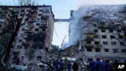 Жилая многоэтажка в Соломенском районе Киева, разрушенная в результате российского удара в ночь на 17 июня