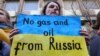 Некоторые демонстранты в ЕС требуют полностью отказаться от поставок топлива из России